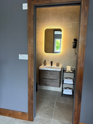 Dusche, Haartrockner, Handtücher, Toilettenpapier