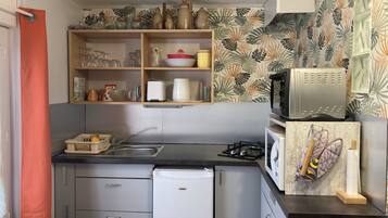 Micro-ondes, four, plaque de cuisson