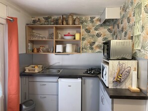 Een microgolfoven, een oven, een kookplaat