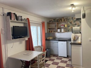 Een microgolfoven, een oven, een kookplaat