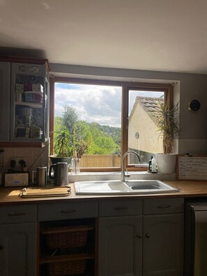 Microwave, oven, stovetop, dishwasher - Charming Cotswold stone cottage with garden, off-road parking and valley views (Nailsworth)
