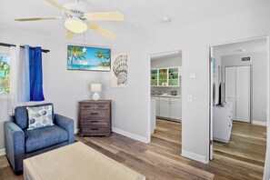 TV - Bayfront Escape Dog-Friendly Charm (Anna Maria)