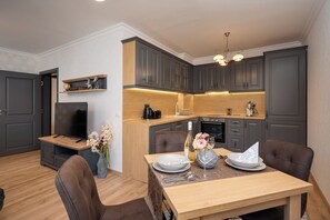 Fridge, oven, stovetop, dishwasher