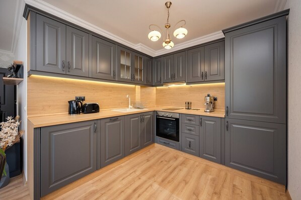 Fridge, oven, stovetop, dishwasher