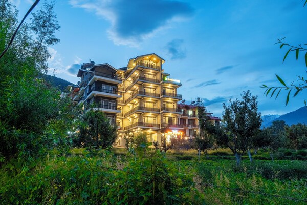 Treebo Premium The Takey's, Mall Road - Manali