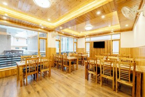 Restaurant - Treebo Premium The Takey'S, Mall Road (Manali)