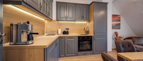 Fridge, oven, stovetop, dishwasher