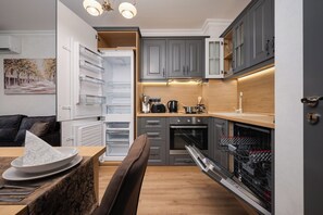 Fridge, oven, stovetop, dishwasher