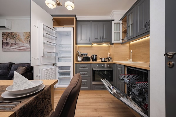 Fridge, oven, stovetop, dishwasher