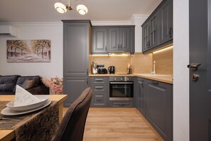 Réfrigérateur, four, plaque de cuisson, lave-vaisselle