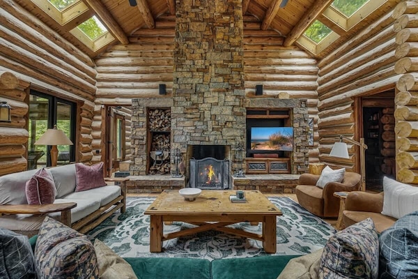 Smart TV, chimenea y oficina