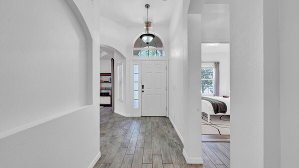 4 bedrooms, desk, iron/ironing board, travel cot - Near Disney – Heated Pool, Spa, Pixar Game Room & 2 Primary Suites (Davenport)