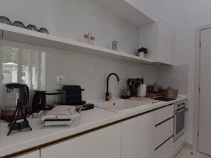 Fridge, oven, stovetop, coffee/tea maker