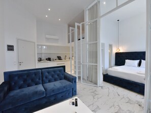 2 bedrooms, iron/ironing board, internet, bed sheets