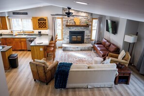Smart TV, fireplace, books - Private Home in Egg Harbor-Fire Pit and Fire Place (Egg Harbor)