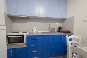 Fridge, oven, coffee/tea maker, toaster