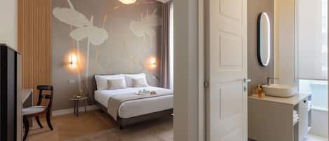 Deluxe-huone, kaupunkinäköala | Tallelokero huoneessa, työpöytä