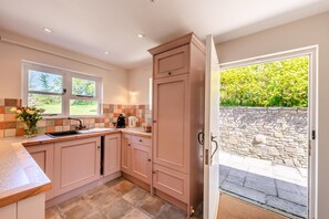 Mikrowelle, Ofen, Geschirrspüler, Hochstuhl