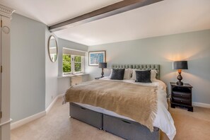 5 bedrooms, iron/ironing board, free WiFi, bed sheets