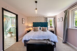 5 bedrooms, iron/ironing board, free WiFi, bed sheets