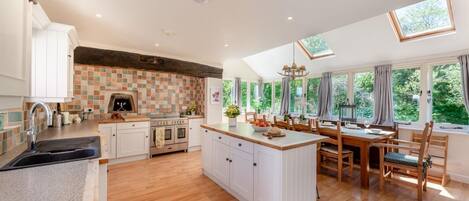 電子レンジ、オーブン、食器洗い機、ハイチェア