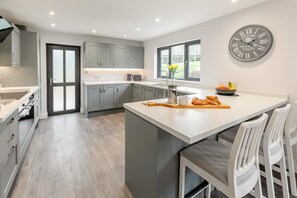 Horno, lavavajillas, periquera y utensilios de cocina 