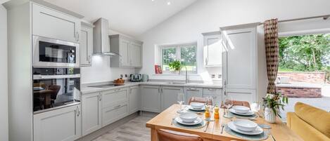 Horno, lavavajillas y utensilios de cocina