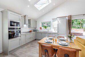Oven, dishwasher, cookware/dishes/utensils