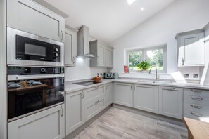 Ofen, Geschirrspüler, Kochgeschirr/Geschirr/Besteck