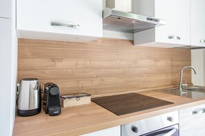 Fridge, oven, stovetop, dishwasher