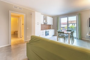 Eine moderne Wohnung mit Wohnzimmer, Küche und Essbereich.