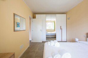 1 habitación, tabla de planchar con plancha, wifi gratis y ropa de cama