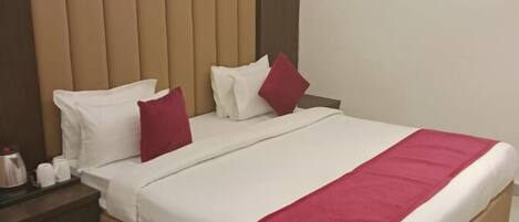 Double Room, Non Smoking, Private Bathroom | Meja, Wi-fi percuma