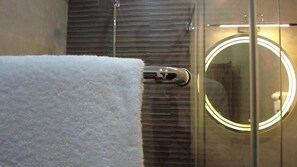 Shower, free toiletries, bathrobes, slippers - Paradiso La Montana (Murree)