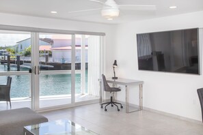 Luxury Townhome, Villa 232D | 起居区 | 智能电视