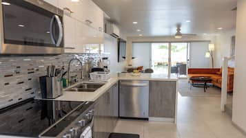 Horno, placa de cocina, tostadora, silla alta para bebés