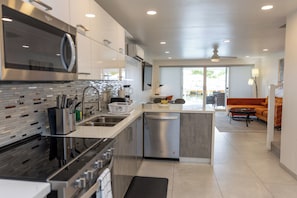 Luxury Townhome, Villa 247B | Private kitchen | Oven, stovetop, toaster, high chair