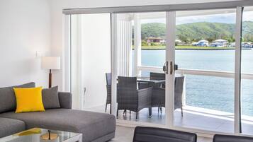 Luxury Townhome, Villa 232D | Living area | Smart TV