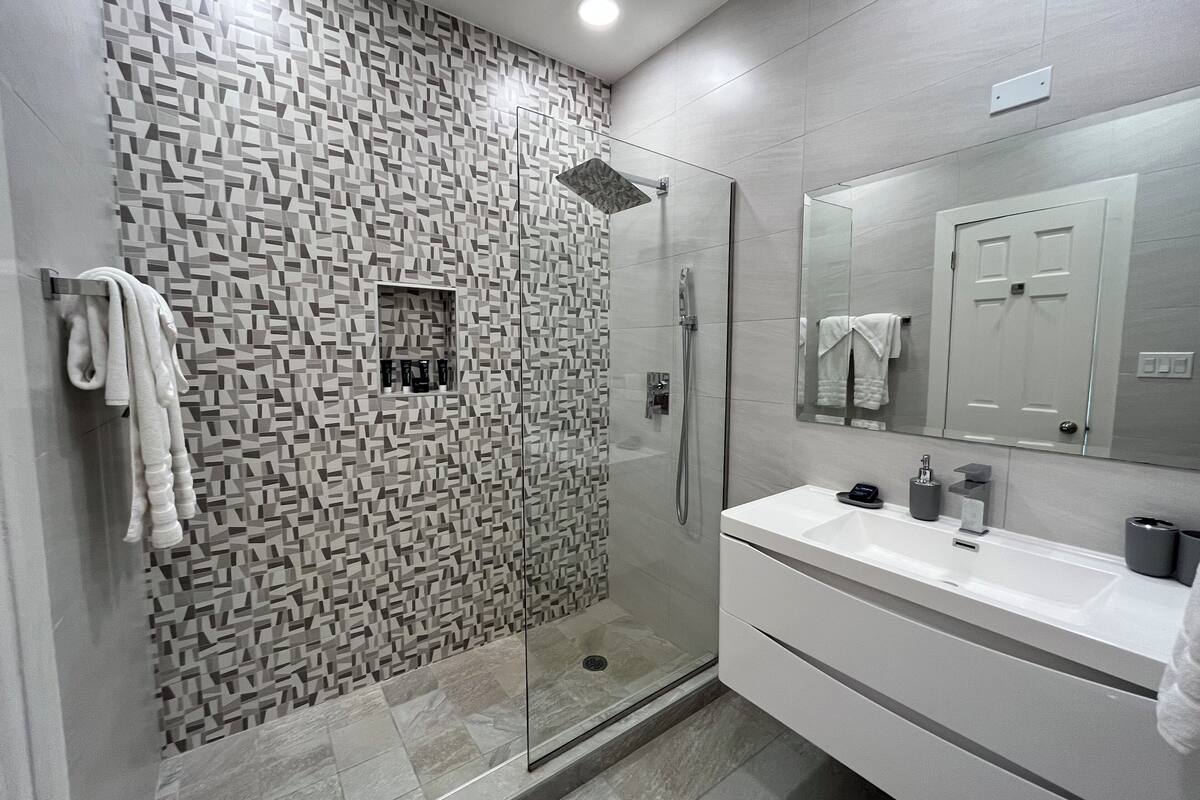 Luxury Townhome Villa 230A | Bathroom | Shower, free toiletries, hair dryer, towels