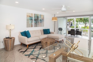 Luxury Townhome, Villa 232B | Wohnbereich | Smart-TV