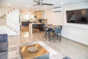 Luxury Townhome, Villa 247C | Living area