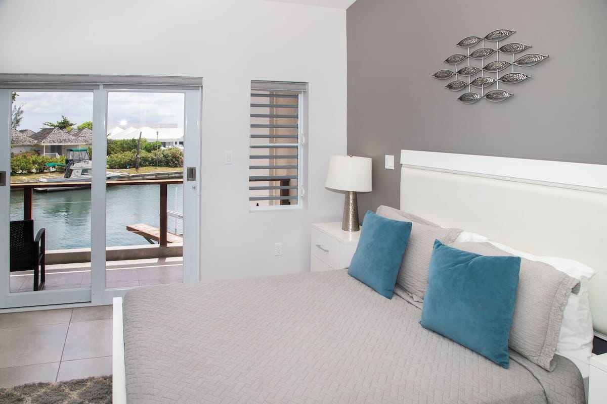 Superior Townhome, Villa 246E | Bathroom | Shower, free toiletries, hair dryer, towels