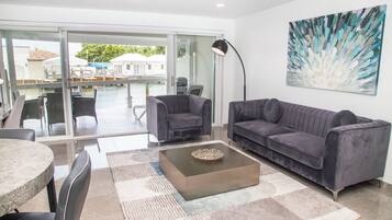 Luxury Townhome, Villa 247C | Living area | Smart TV