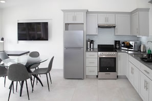 Luxury Apartment, 232A Upper Level | Private kitchen | Oven, stovetop, toaster, highchair