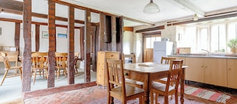 Colmer Farmhouse, idyllic setting  and close Lyme Regis