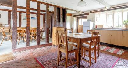 Colmer Farmhouse, idyllic setting and close Lyme Regis