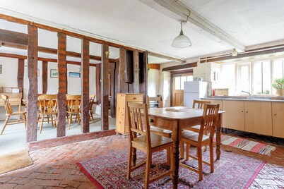 Colmer Farmhouse, idyllic setting and close Lyme Regis