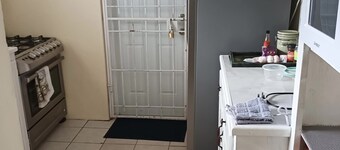 Delightful 2-bedroom apartment with WiFi in Castries