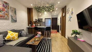 Apartment, 1 Bedroom, Accessible, Smoking | Living room