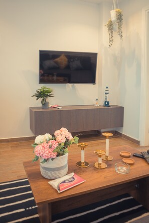 Apartment, 1 Bedroom, Accessible, Smoking | Living room